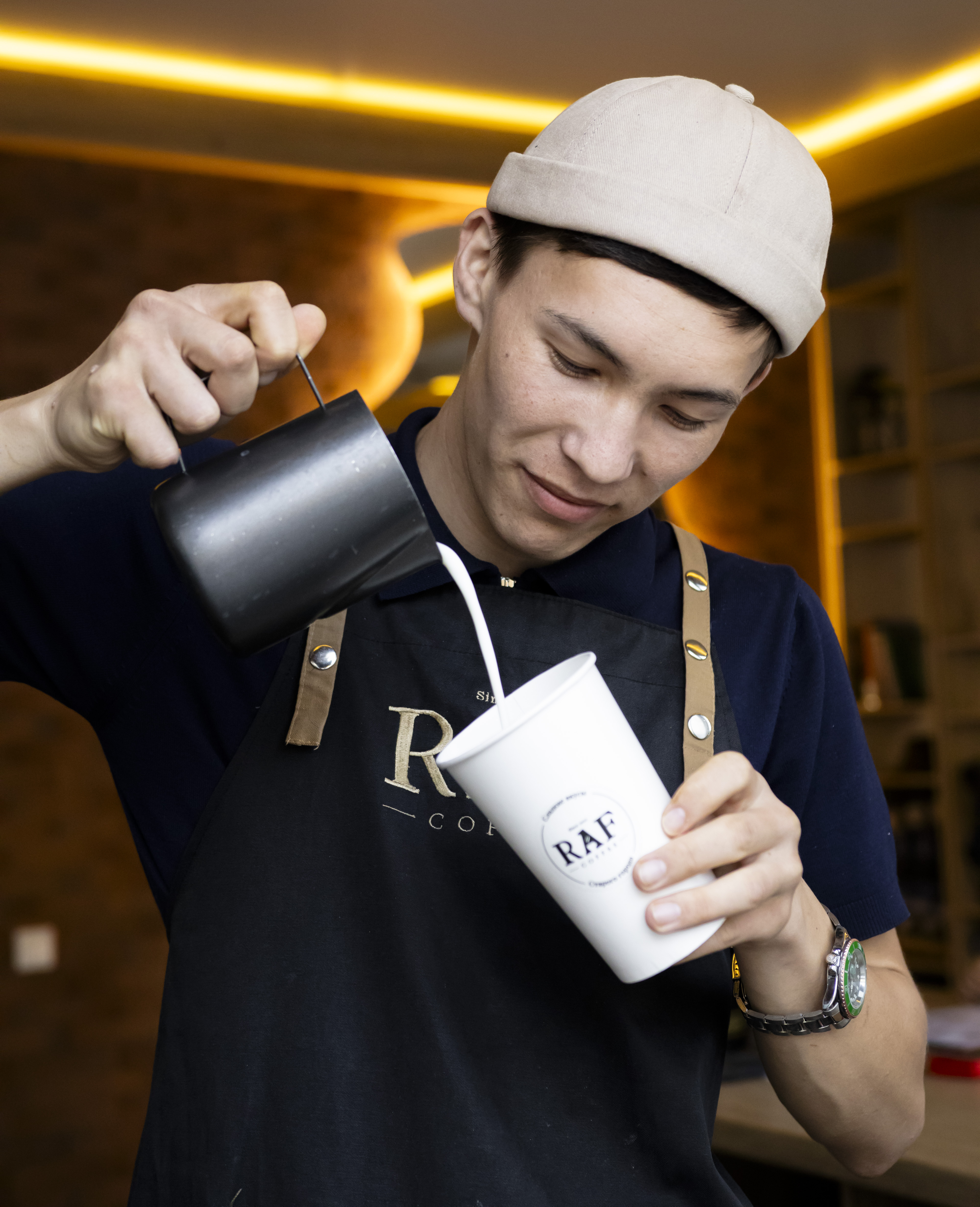 Бариста RAF Coffee готовит напиток